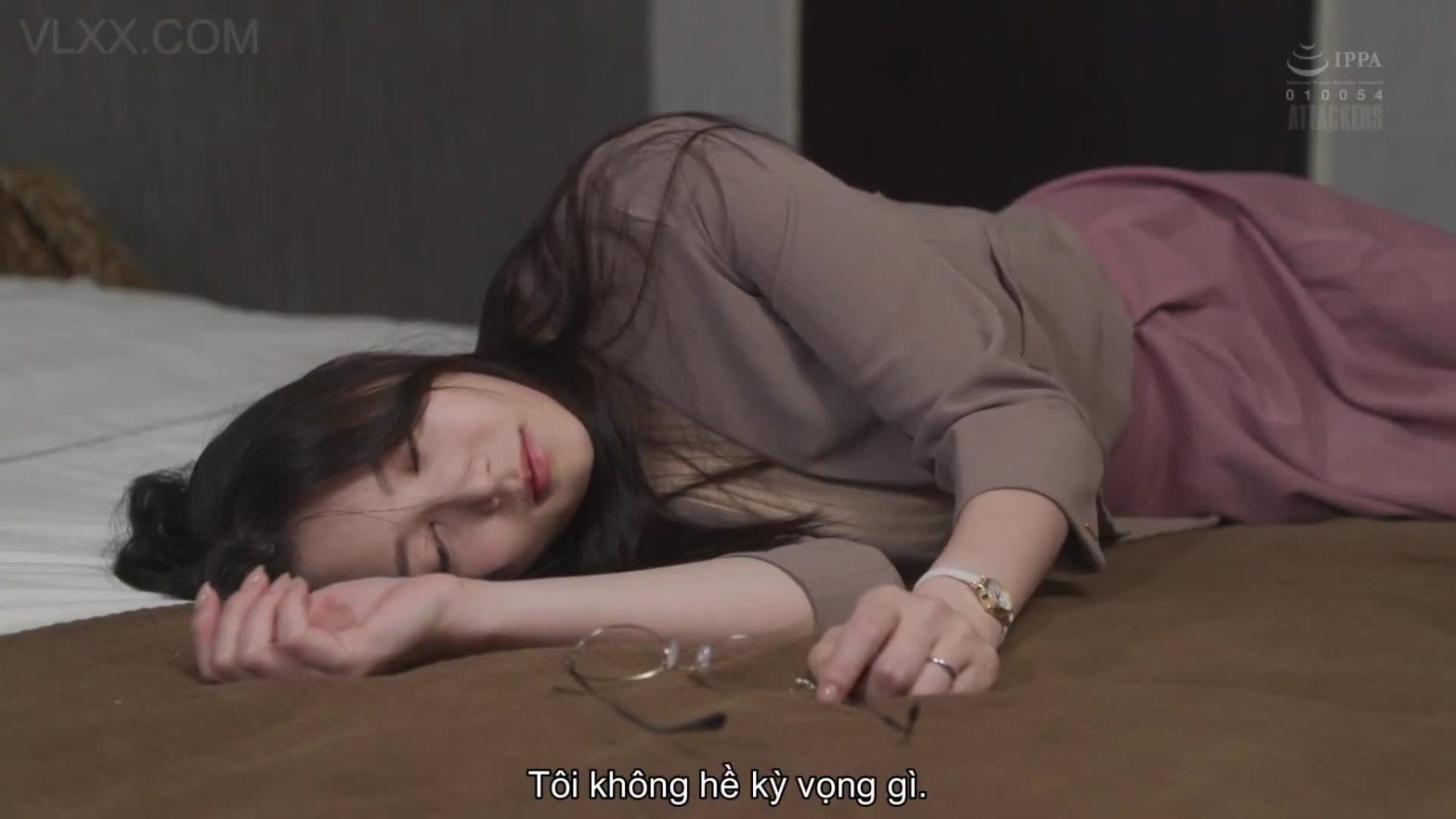 Cô nhân viên thiếu thốn “tình cảm” và tên cấp trên già may mắn