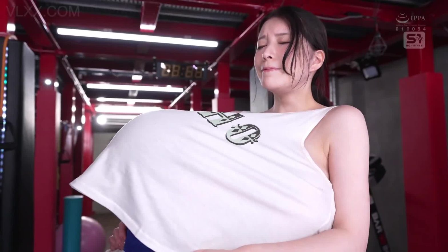 Gái Xinh Ngực Khủng Gạ Tình Vụng Trộm Bên Cạnh Bạn Gái