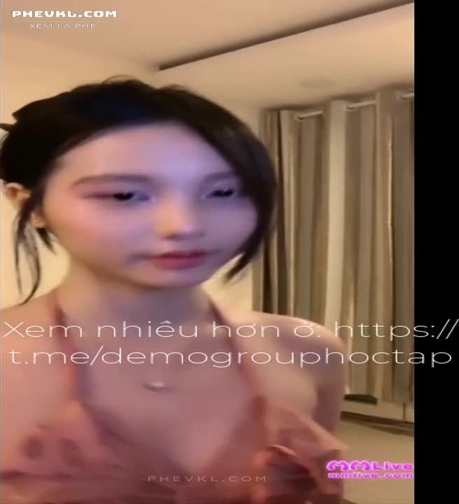 Em thỏ hot tiktoker xinh đẹp lộ clip móc lồn nhóm kín