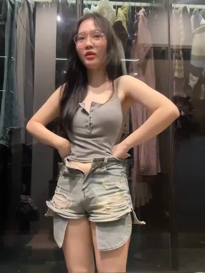 Em con gái xinh đẹp bướm hồng show hàng vì đam mê