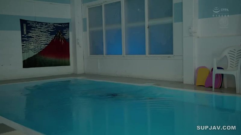 Cậu học trò ngỡ ngàng trước cậu lạc bộ bơi lội trá hình của cô giáo chủ nhiệm